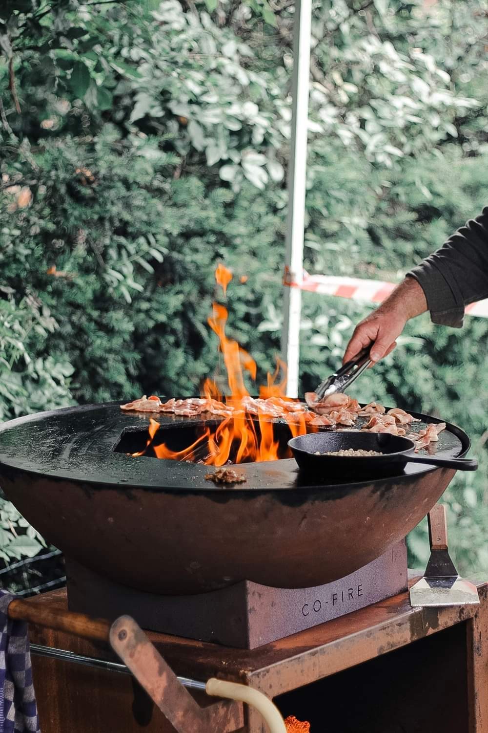 Gerechten worden bereid rond het vuur van de grillring