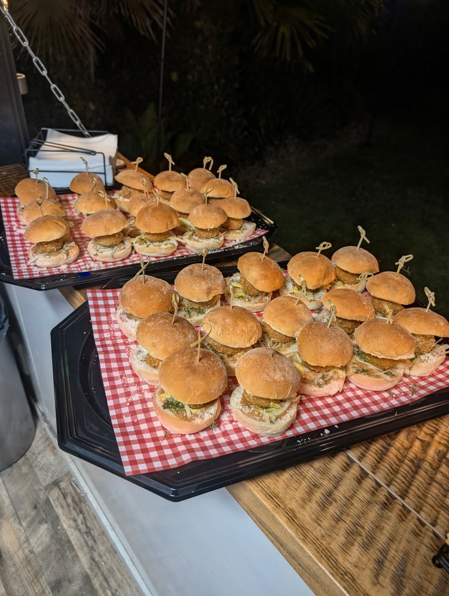Mini-burgers klaar om te serveren